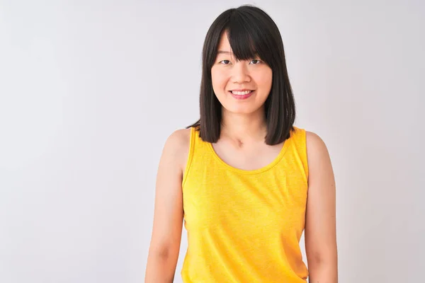 Jonge Mooie Chinese Vrouw Draagt Geel Shirt Geïsoleerde Witte Achtergrond — Stockfoto