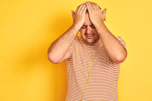 Giovane Uomo Che Ascolta Musica Con Cuffie Piedi Sopra Isolato — Foto Stock