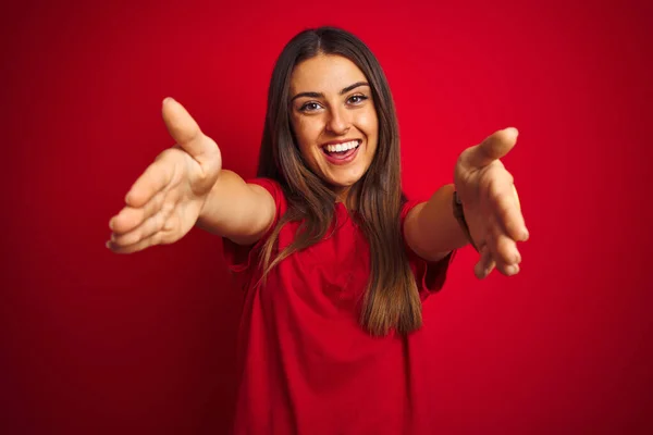 Young Beautiful Woman Wearing Shirt Standing Isolated Red Background Looking — 스톡 사진