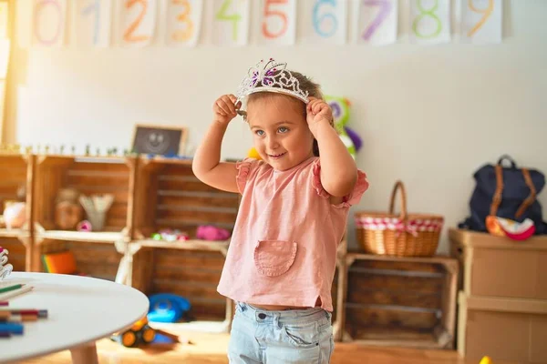 Menina Loira Bonita Criança Vestindo Coroa Princesa Jardim Infância — Fotografia de Stock
