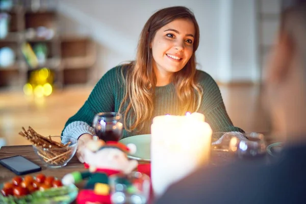 Jovem Casal Bonito Sorrindo Feliz Confiante Comer Comida Comemorando Natal — Fotografia de Stock