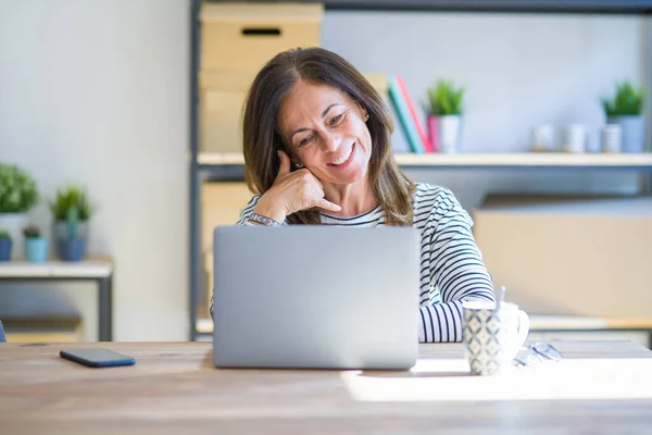 Mujer Mayor Mediana Edad Sentada Mesa Casa Trabajando Usando Computadora — Foto de Stock