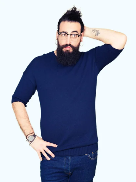 Homem Jovem Hipster Com Cabelos Longos Barba Vestindo Óculos Confundem — Fotografia de Stock
