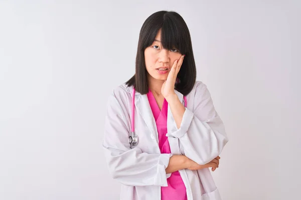 Ung Vacker Kinesisk Läkare Kvinna Bär Stetoskop Över Isolerad Vit — Stockfoto