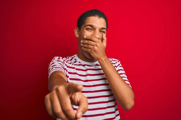 Jonge Knappe Arabier Man Draagt Gestreept Shirt Geïsoleerde Rode Achtergrond — Stockfoto