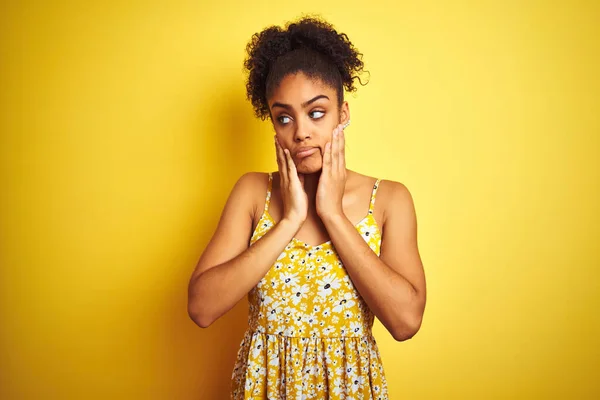 African American Woman Wearing Casual Floral Dress Standing Isolated Yellow — 스톡 사진