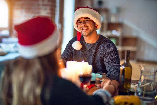 Mutlu Kendinden Emin Gülümseyen Genç Bir Çift Noel Baba Şapkası — Stok fotoğraf