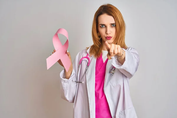 Rothaarige Kaukasische Ärztin Mit Rosa Krebsband Vor Isoliertem Hintergrund Die — Stockfoto
