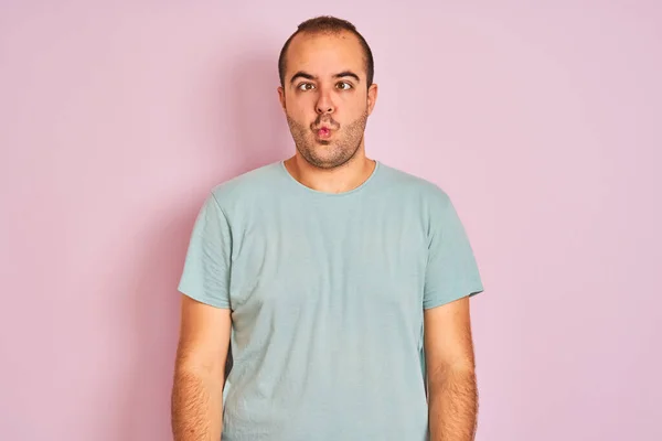 Junger Mann Blauem Lässigem Shirt Der Vor Isoliertem Rosa Hintergrund — Stockfoto