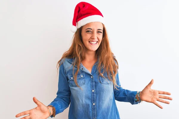 Jonge Mooie Roodharige Vrouw Met Kerst Hoed Geïsoleerde Achtergrond Glimlachend — Stockfoto