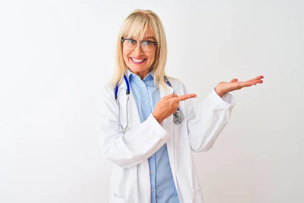 Středního Věku Lékař Žena Nosí Brýle Stetoskop Izolovaném Bílém Pozadí — Stock fotografie