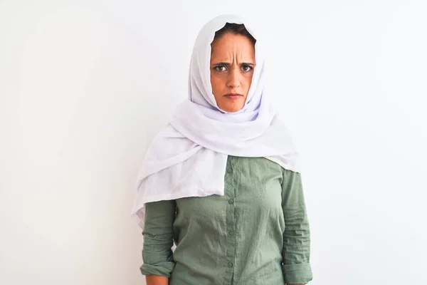年轻美丽的阿拉伯女人 戴着传统的穆斯林头巾 对孤立的背景持怀疑和紧张的态度 因为问题而皱着眉头 消极的人 — 图库照片
