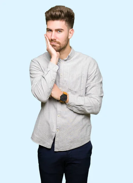Ung Stilig Man Avslappnad Skjorta Tänker Ser Trött Och Uttråkad — Stockfoto