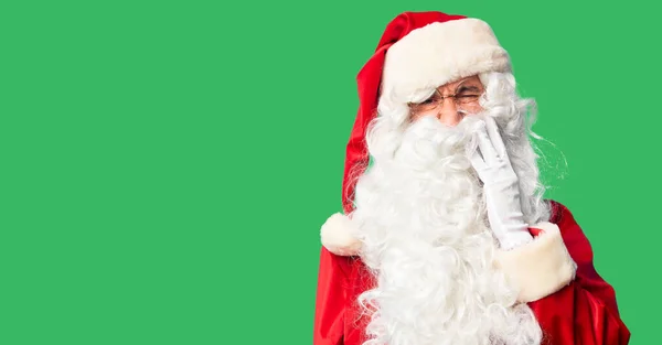 中年男子 身穿圣诞老人服装 留着胡子 站在那里用手摸着嘴 脸上带着痛苦的表情 因为牙齿疼痛或牙病 牙科医生的概念 — 图库照片