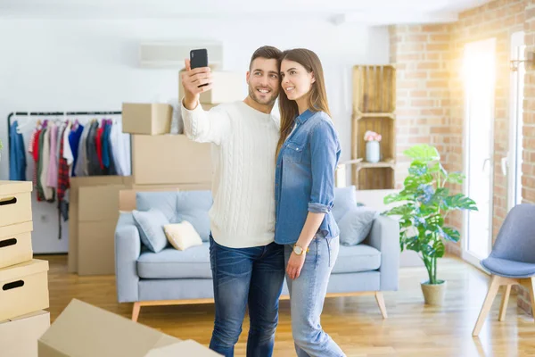 Schönes Paar macht ein Selfie-Foto mit dem Smartphone — Stockfoto