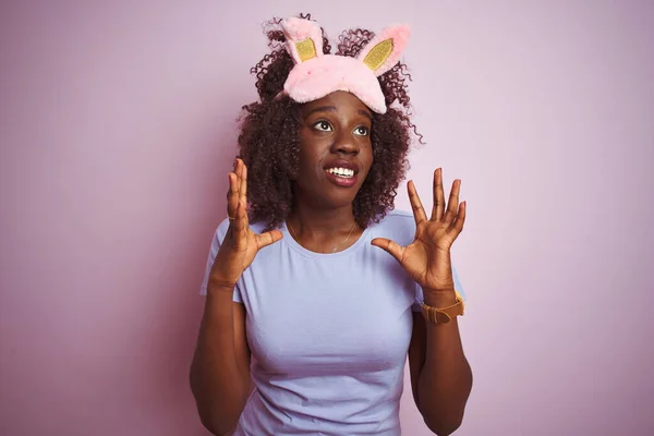 Jovem Africana Afro Mulher Vestindo Máscara Sono Sobre Fundo Rosa — Fotografia de Stock