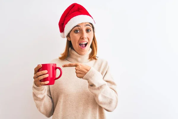 Vacker Rödhårig Kvinna Bär Jul Hatt Dricka Kopp Kaffe Över — Stockfoto