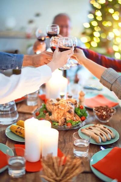笑顔と自信に満ちた美しい家族会議 ロースト七面鳥を食べ 自宅でクリスマスを祝うワインのカップで乾杯 — ストック写真
