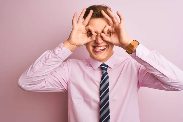 Jonge Knappe Zakenman Draagt Hemd Stropdas Die Een Geïsoleerde Roze — Stockfoto