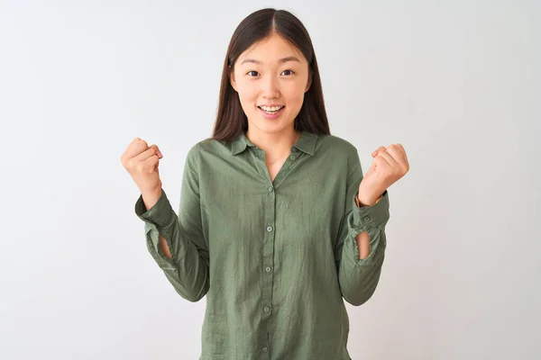 Young Chinese Woman Wearing Casual Green Shirt Standing Isolated White — ストック写真