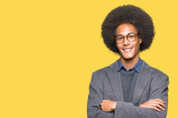 年轻的非洲裔美国商人戴着眼镜戴着眼镜 脸上面带微笑 双臂交叉 看着镜头 积极的人 — 图库照片