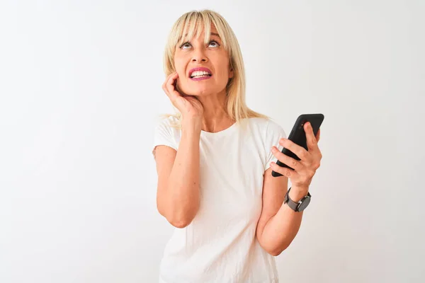 Frau Mittleren Alters Mit Smartphone Über Isoliertem Weißem Hintergrund Stehend — Stockfoto