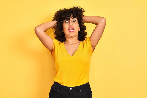 Jovem Árabe Mulher Com Cabelos Encaracolados Vestindo Camiseta Sobre Fundo — Fotografia de Stock