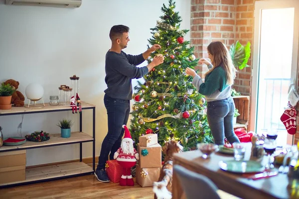 Fiatal Szép Pár Mosolyog Boldog Magabiztos Álló Díszítő Karácsonyfa Otthon — Stock Fotó