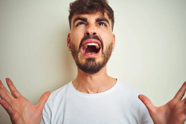 Giovane Uomo Con Tatuaggio Che Indossa Shirt Piedi Sopra Isolato — Foto Stock