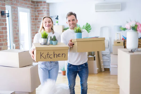 Jonge Mooie Paar Met Hond Bewegende Kartonnen Dozen Bij New — Stockfoto