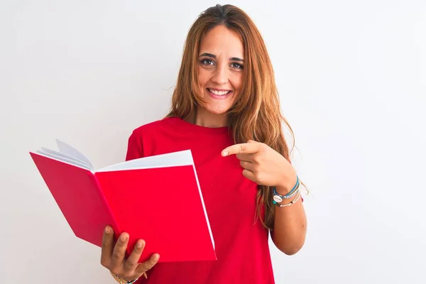 Jovem Mulher Ruiva Bonita Lendo Livro Vermelho Sobre Fundo Isolado — Fotografia de Stock