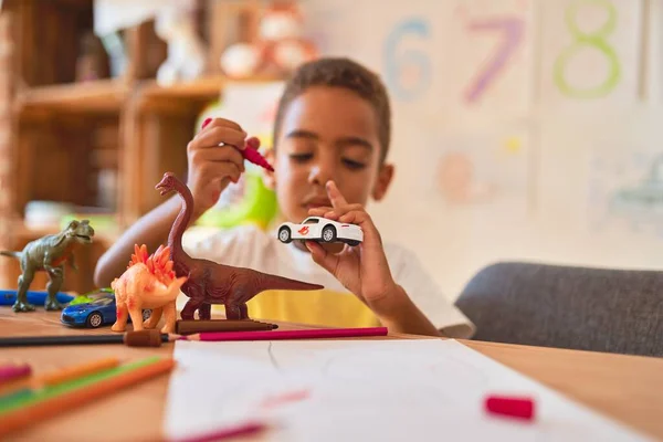 Bella Africano Americano Bambino Seduto Pittura Auto Giocattolo Utilizzando Pennarello — Foto Stock