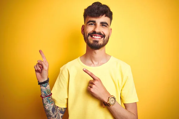 Jovem Com Tatuagem Vestindo Camiseta Sobre Fundo Amarelo Isolado Sorrindo — Fotografia de Stock