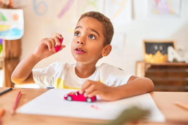 Mooi Afrikaans Amerikaans Peuter Zitten Schilderij Auto Speelgoed Met Behulp — Stockfoto