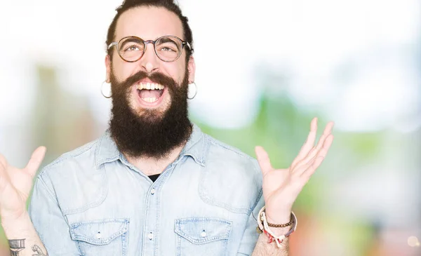 Junger Hipster Mann Mit Langen Haaren Und Bart Brille Verrückt — Stockfoto