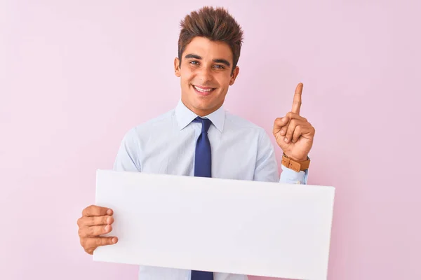 Ung Stilig Affärsman Som Håller Banner Stående Över Isolerade Rosa — Stockfoto