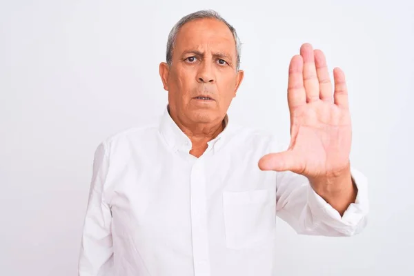 Homem Cabelos Grisalhos Sênior Vestindo Camisa Elegante Sobre Fundo Branco — Fotografia de Stock