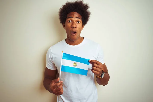 Афро Американский Турист Аргентинским Флагом Изолированном Белом Фоне Напуганный Удивленным — стоковое фото