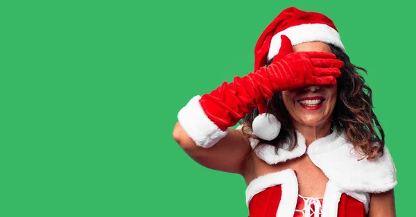 中年妇女穿着圣诞老人的服装 面带微笑 满脸笑容 惊讶极了 盲目概念 — 图库照片