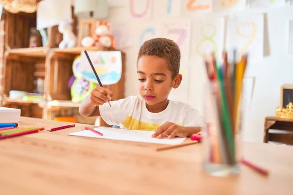 Vacker Afrikansk Amerikansk Småbarn Sitter Ritning Med Papper Och Pennor — Stockfoto