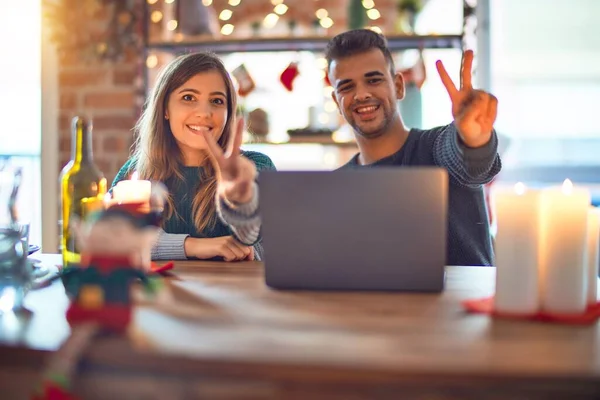 Young Beautiful Couple Sitting Using Laptop Christmas Decoration Home Smiling — 图库照片