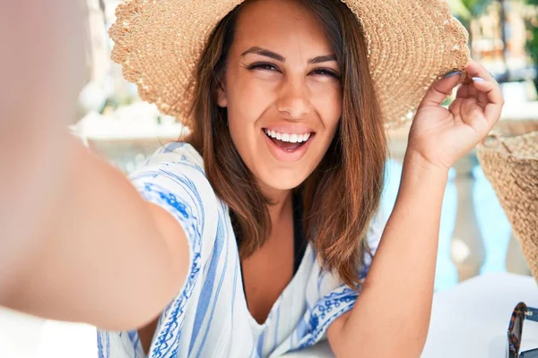 Νεαρή Όμορφη Γυναίκα Που Παίρνει Selfie Smartphone Χαμογελώντας Ευτυχισμένη Απολαμβάνοντας — Φωτογραφία Αρχείου