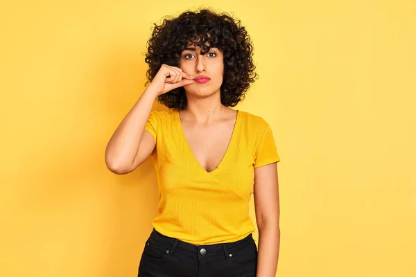 Young Arab Woman Curly Hair Wearing Shirt Standing Isolated Yellow — Stockfoto