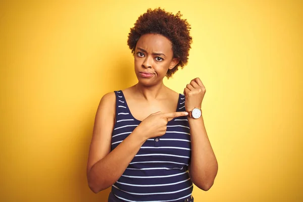 Beauitul Afrikaanse Amerikaanse Vrouw Dragen Zomer Shirt Geïsoleerde Gele Achtergrond — Stockfoto