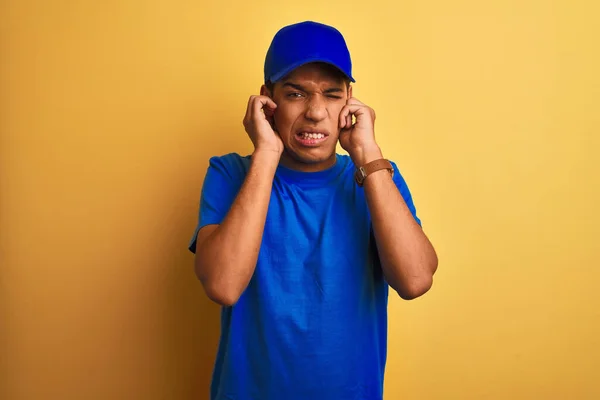 Jovem Homem Bonito Entrega Árabe Sobre Fundo Amarelo Isolado Cobrindo — Fotografia de Stock