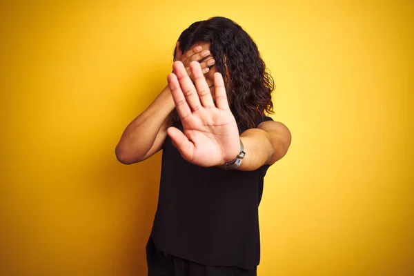 Transexual Transexual Elegante Mujer Negocios Pie Sobre Aislado Fondo Amarillo — Foto de Stock