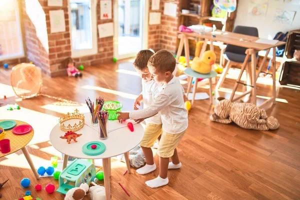 Entzückende Blonde Zwillinge Spielen Kindergarten Jede Menge Spielzeug — Stockfoto