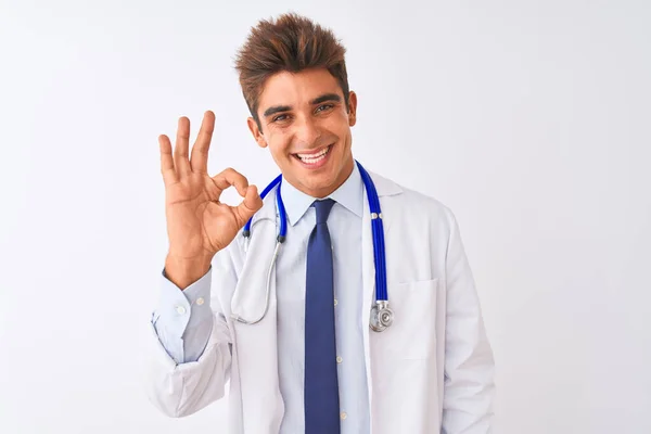 Jeune Beau Médecin Homme Portant Stéthoscope Sur Fond Blanc Isolé — Photo