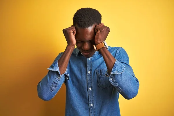 Молодой Африканский Американец Джинсовой Рубашке Стоящий Изолированном Желтом Фоне Страдает — стоковое фото