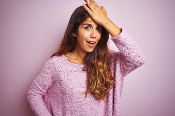 Giovane Bella Donna Che Indossa Maglione Piedi Sfondo Rosa Isolato — Foto Stock